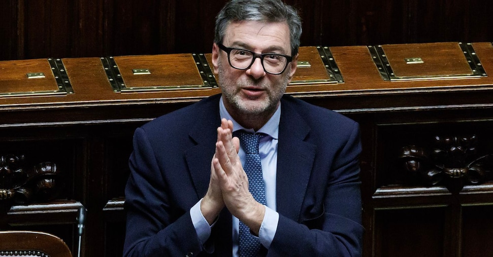 Manovra, via libera al voto di fiducia alla Camera. Giorgetti: «Stop aumento età pensionabile? Vedremo nel 2026»
