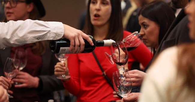 Un sommelier versa del vino per i visitatori durante lo "Skopje Wine Salon - Vinodonia" a Skopje, Repubblica di Macedonia del Nord, il 21 dicembre 2025.  EPA/GEORGI LICOVSKI