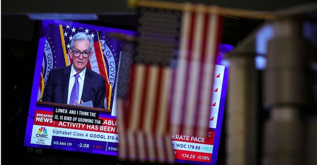 FUno schermo trasmette la conferenza stampa del presidente della Federal Reserve Jerome Powell dopo l'annuncio dei tassi di interesse della Fed, alla Borsa di New York, negli Stati Uniti, il 10 dicembre 2025. REUTERS/Brendan McDermid/File Photo