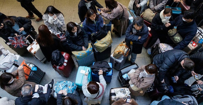  I passeggeri di Eurostar attendono la ripresa del servizio ferroviario alla stazione di St Pancras International a Londra, Gran Bretagna, 30 dicembre 2025. Eurostar ha cancellato tutti i servizi per il resto della giornata a causa di un problema di alimentazione elettrica nel tunnel della Manica e sta consigliando a tutti i passeggeri di rimandare il loro viaggio a un'altra data.  EPA/TOLGA AKMEN