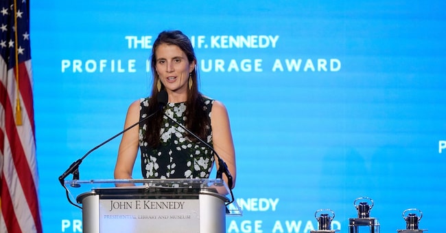  Tatiana Schlossberg, figlia di Caroline Kennedy, ambasciatrice degli Stati Uniti in Australia, si rivolge al pubblico durante la cerimonia del premio John F. Kennedy Profile in Courage, domenica 29 ottobre 2023, presso la John F. Kennedy Presidential Library and Museum, a Boston. (Foto AP/Steven Senne, File)
