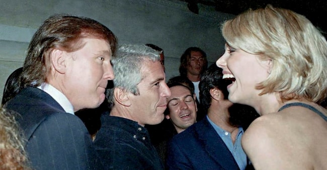 Donald Trump e Jeffrey Epstein insieme in una foto del 1997. Italy Photo Press