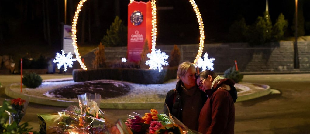 Persone si abbracciano vicino al bar "Le Constellation", dopo un incendio e un'esplosione durante una festa di Capodanno in cui diverse persone sono morte e altre sono rimaste ferite, secondo la polizia svizzera, nell'esclusiva località sciistica di Crans-Montana, nella Svizzera sud-occidentale, il 1° gennaio 2026. REUTERS/Denis Balibouse TPX 