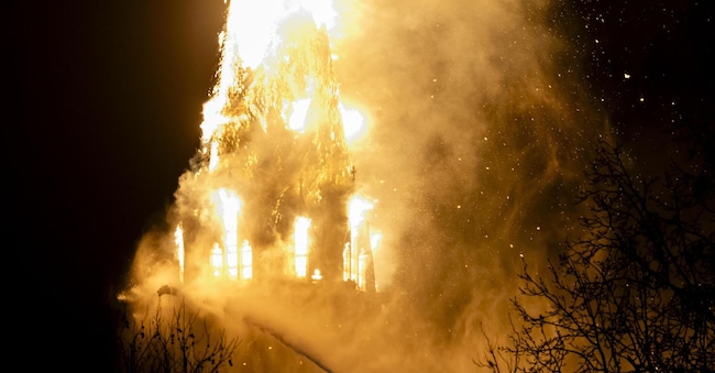 La chiesa di Vondelkerk avvolta dalle fiamme.  EPA/REMKO DE WAAL