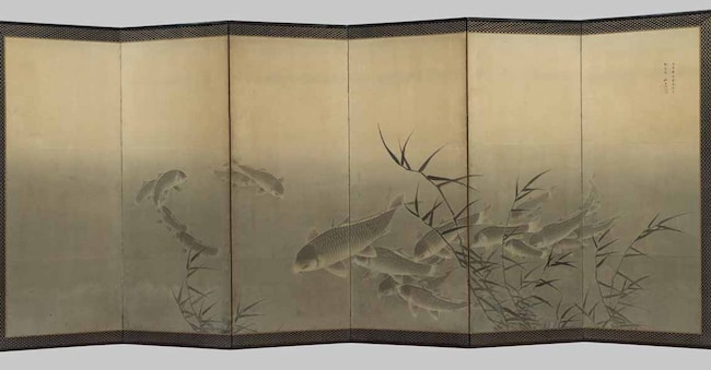 Tōshō, Paravento con carpe, 1841, legno, carta dipinta, Venezia, Museo d’Arte Orientale, in mostra fino al 4 aprile 2026 al Museo di Palazzo Mocenigo di Venezia nella rassegna «Il kimono maschile. Trame di vita, racconti di stile»