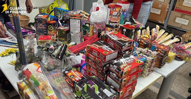 Maxi sequestro di botti a Cagliari, dove la Guardia di Finanza ha rinvenuto 130 kg di materiale pirotecnico illegale e due persone sono state denunciate, 31 dicembre 2025. ANSA/US Guardia di Finanza