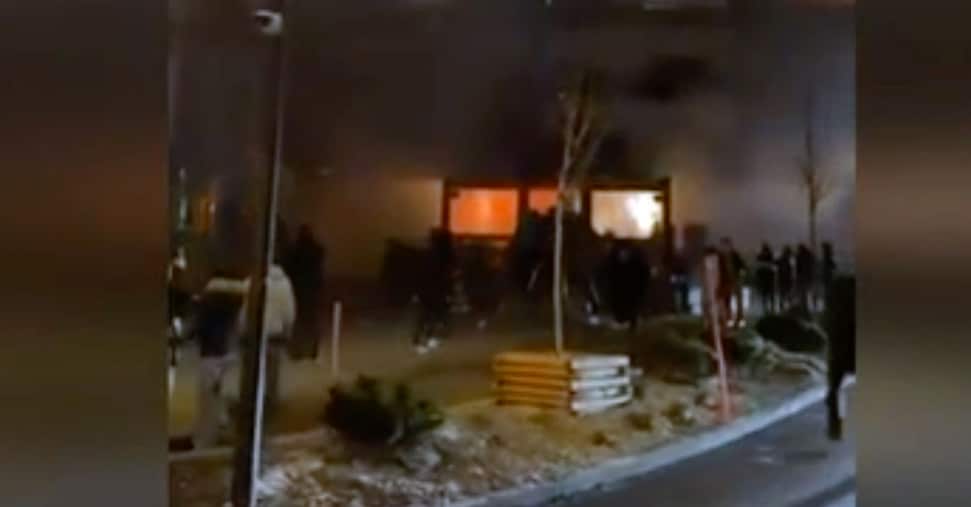 Esplosione a Crans-Montana: candelina su bottiglia di champagne ha incendiato il soffitto, una sola porta d’uscita