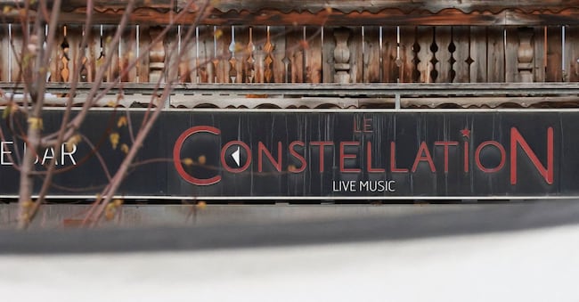 L’insegna del bar "Le Constellation" di Crans-Montana. REUTERS/Stephanie Lecocq