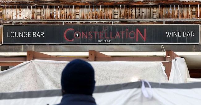Un agente di polizia davanti al bar “Le Constellation”, dopo un incendio e un’esplosione verificatisi durante una festa di Capodanno in cui, secondo la polizia svizzera, sono morte diverse persone e altre sono rimaste ferite, nella rinomata località sciistica di Crans-Montana, nel sud-ovest della Svizzera, il 2 gennaio 2026. REUTERS/Denis Balibouse REUTERS