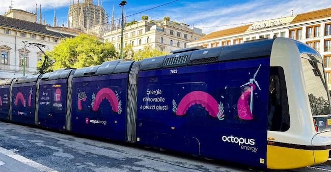 Un tram di Milano decorato con la pubblicità di Octopus Energy