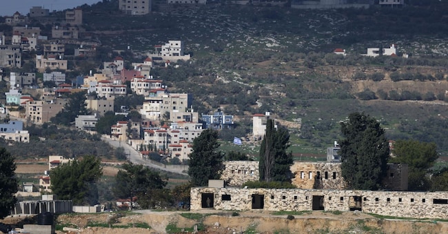 Una bandiera israeliana (C, dietro) sventola sull'insediamento evacuato di Sanur, vicino alla città cisgiordana di Jenin, 02 gennaio 2026. Nel dicembre 2025, il gabinetto di sicurezza israeliano ha approvato la creazione di 19 nuovi insediamenti in Cisgiordania, una mossa che il ministro delle Finanze ha descritto come volta a impedire la creazione di uno Stato palestinese. Sanur è uno dei quattro insediamenti nel nord della Cisgiordania evacuati nel 2005, quando il governo di Ariel Sharon si ritirò dalla Striscia di Gaza e da quattro avamposti del nord della Cisgiordania.  EPA/ALAA BADARNEH