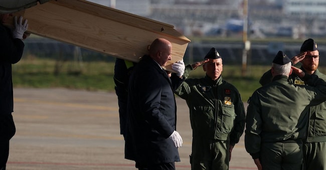 Il trasporto di una bara a Milano Linate con il corpo di uno dei ragazzi italiani all'aeroporto militare di Sion, nelle Alpi svizzere, lunedì 5 gennaio 2026, in seguito al devastante incendio che ha causato morti e feriti in un bar di Crans-Montana durante i festeggiamenti per il nuovo anno. (Foto AP/Antonio Calanni)