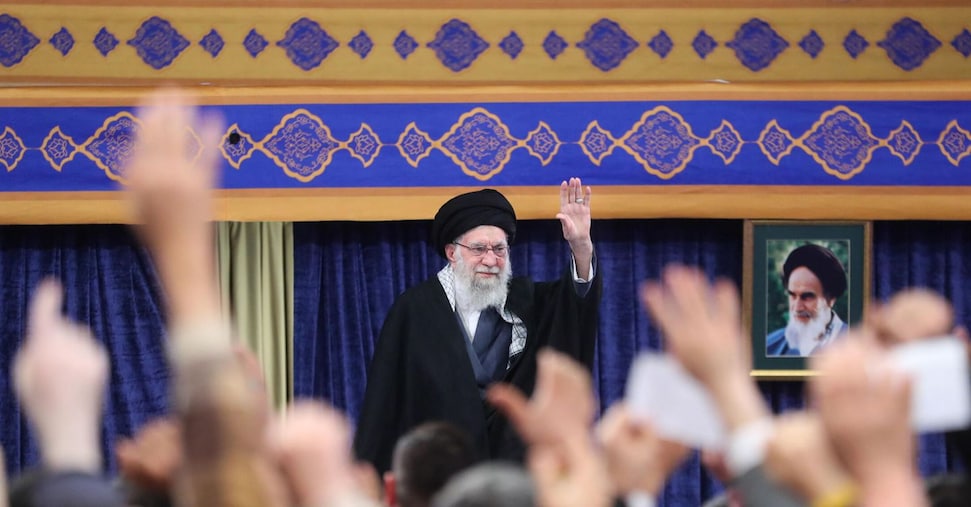 Iran, almeno 10 i morti nelle proteste. Khamenei invoca la linea dura Iran, almeno 10 i morti nelle proteste. Khamenei invoca la linea dura