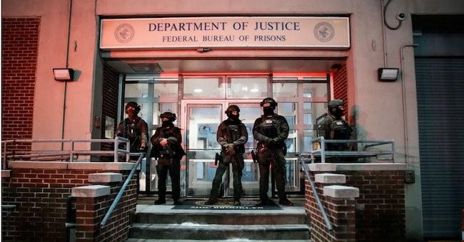 Ufficiali federali del Dipartimento di Giustizia sorvegliano l'esterno del Dipartimento di Giustizia accanto al Metropolitan Detention Center di Brooklyn (MDC Brooklyn) dopo che gli Stati Uniti hanno colpito il Venezuela e catturato il presidente Nicolas Maduro e sua moglie Cilia Flores durante la notte, a New York City, Stati Uniti, 3 gennaio 2026. REUTERS/Eduardo Munoz