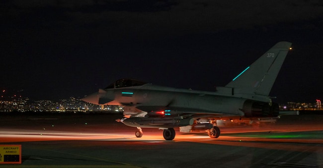 Una foto  resa disponibile dalla Royal Air Force (RAF) il 03 gennaio 2025 mostra un aereo Typhoon della Royal Air Force che si prepara a decollare in una località non rivelata del Medio Oriente. I Typhoon FGR4 della RAF, supportati da un'autobotte di rifornimento Voyager, si sono uniti agli aerei francesi in un attacco congiunto; i velivoli hanno utilizzato bombe guidate Paveway IV per colpire una serie di tunnel di accesso a una struttura sotterranea nei pressi di Palmira, in Siria, contro il gruppo Daesh il 03 gennaio 2026.  EPA/SGT LEE GODDARD