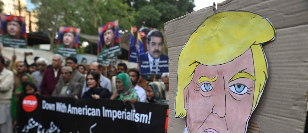 Manifestanti tengono in mano ritratti del presidente venezuelano Nicolas Maduro e dell'ex presidente Hugo Chavez durante una protesta contro l'operazione delle forze statunitensi in Venezuela, a Karachi, in Pakistan, il 04 gennaio 2026. Il presidente degli Stati Uniti Trump ha annunciato che le forze americane hanno catturato con successo il presidente venezuelano Nicolas Maduro e sua moglie durante una serie di attacchi su larga scala nella notte a Caracas, il 03 gennaio 2026.  EPA/SHAHZAIB AKBER