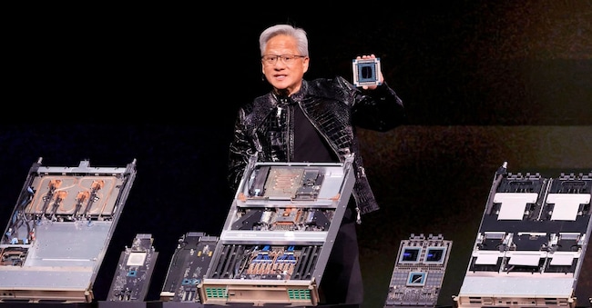 Il CEO di Nvidia Jensen Huang tiene in mano un interruttore per il supercomputer Nvidia Vera Rubin NVL72 AI durante il keynote di Nvidia al CES 2026, una fiera annuale dell'elettronica di consumo, a Las Vegas, Nevada, Stati Uniti, il 5 gennaio 2026. (REUTERS/Steve Marcus)