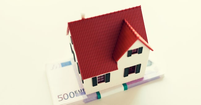 building, mortgage, investment, real estate and property concept - close up of home or house model and money