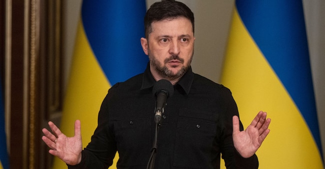 Il Presidente dell'Ucraina Volodymyr Zelenskyy parla durante un briefing a Kiev, Ucraina, sabato 3 gennaio 2026. (Foto AP/Danylo Antoniuk)