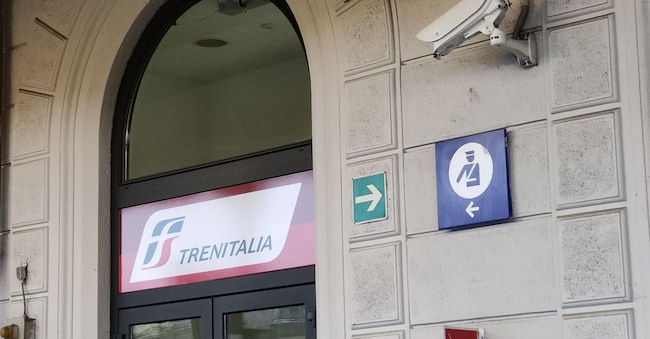 Una telecamera di sorveglianza all'esterno della stazione ferroviaria di Bologna. (Ansa)