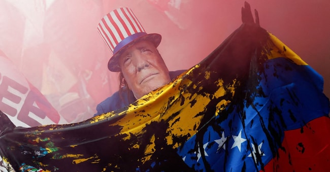 Un uomo indossa una maschera raffigurante il presidente degli Stati Uniti Donald Trump durante una protesta contro gli attacchi Usa al Venezuela e la cattura del suo presidente Nicolas Maduro, a San Paolo, Brasile. REUTERS/Tuane Fernandes