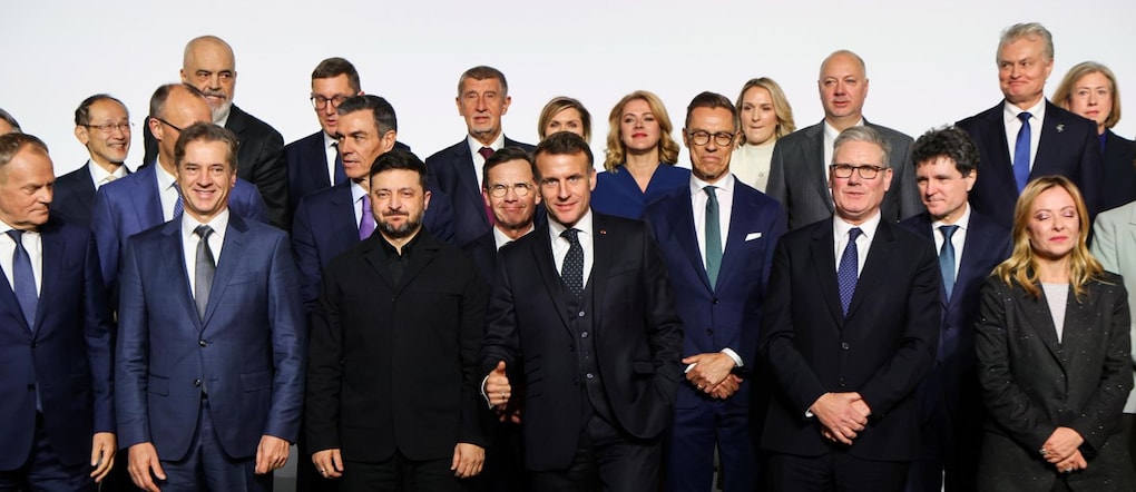 Il presidente francese Emmanuel Macron (al centro) fa un gesto mentre (in prima fila da sinistra) il primo ministro polacco Donald Tusk, il primo ministro sloveno Robert Golob, il presidente ucraino Volodymyr Zelensky, il primo ministro britannico Keir Starmer e il primo ministro italiano Giorgia Meloni reagiscono mentre arrivano per posare per una foto al Palazzo dell’Eliseo a Parigi, Francia, 6 gennaio 2026, a margine del vertice della Coalizione dei volenterosi sulle garanzie di sicurezza per l’Ucraina.  EPA/LUDOVIC MARIN / POOL  MAXPPP OUT