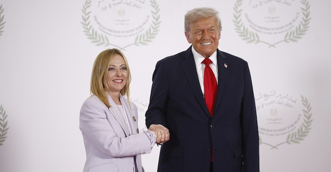 La premier Giorgia Meloni stringe la mano al presidente Usa Donald Trump in occasione del Summit sulla Pace a Gaza che si è svolto a Sharm El-Sheikh, in Egitto, lo scorso 13 ottobre.