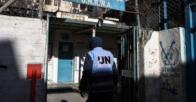 Un uomo entra in un edificio dell'Agenzia delle Nazioni Unite per il Soccorso e l'Occupazione dei Rifugiati Palestinesi (UNRWA) nel campo di Askar per i rifugiati palestinesi, a est di Nablus, nella Cisgiordania occupata da Israele, il 31 dicembre 2025. Il 29 dicembre 2025 il Parlamento israeliano ha approvato una nuova legge che priva formalmente l'UNRWA dell'immunità diplomatica e impedisce alle aziende israeliane di fornire acqua o elettricità alle istituzioni dell'agenzia. (Foto di Zain JAAFAR / AFP)