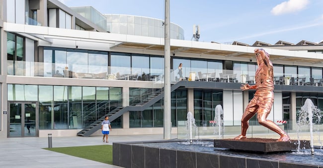 Scultura in metallo del tennista spagnolo Rafael Nadal presso il centro sportivo internazionale Rafa Nadal. Manacor