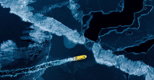Una barca naviga attraverso un’insenatura ghiacciata al largo di Nuuk, in Groenlandia (AP Photo/Evgeniy Maloletka, File)
