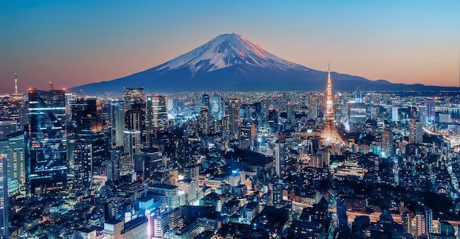 Il Monte Fuji, simbolo del Giappone, visto da Tokyo, dalla quale dista circa 100 km.