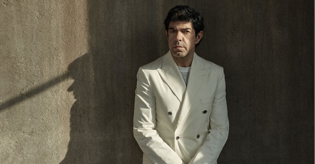 Pierfrancesco Favino è uno dei più famosi attori del cinema italiano. Nato a Roma nel 1969, in carriera ha ottenuto diversi riconoscimenti, tra i quali la Coppa Volpi nel 2020 per la migliore interpretazione maschile alla Mostra Internazionale d’Arte Cinematografia di Venezia per il film Padrenostro. Nel cortometraggio The Testimonial realizzato da Audemars Piguet, racconta la storia della maison svizzera. ©PABLO ARROYO