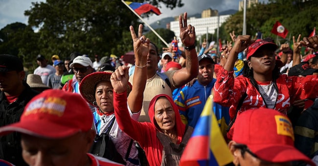 I sostenitori del regime venezuelano partecipano a una marcia di protesta per il rilascio di Nicolas Maduro, l’ex presidente ora in carcere a New York  REUTERS/Gaby Oraa
