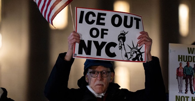 Un uomo protesta contro l’Immigration and Customs Enforcement (ICE), dopo che un agente dell’agenzia ha ucciso Renee Nicole Good  REUTERS/Angelina Katsanis