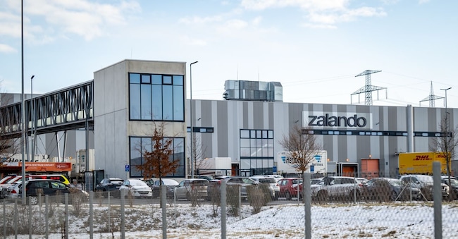 Vista esterna del centro logistico Zalando a Erfurt l'8 gennaio 2026. L'azienda tedesca di vendita per corrispondenza di articoli di moda Zalando chiuderà il suo centro logistico di Erfurt alla fine di settembre. (Jacob Schröter/dpa)