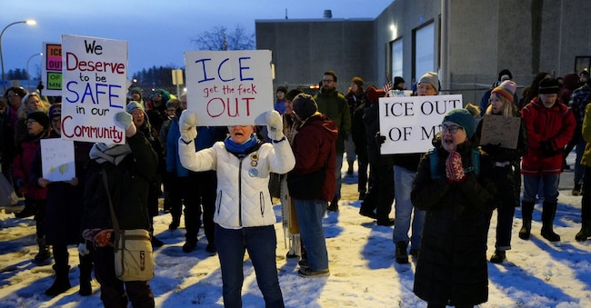 La gente protesta contro la sparatoria mortale di Renee Nicole Good da parte di un agente dell’Immigration and Customs Enforcement (ICE) degli Stati Uniti, durante una manifestazione contro l’aumento dei controlli sull’immigrazione in tutta la città, fuori dal Whipple Building a Minneapolis. Minnesota, U.S., January 8, 2026. REUTERS/Tim Evans