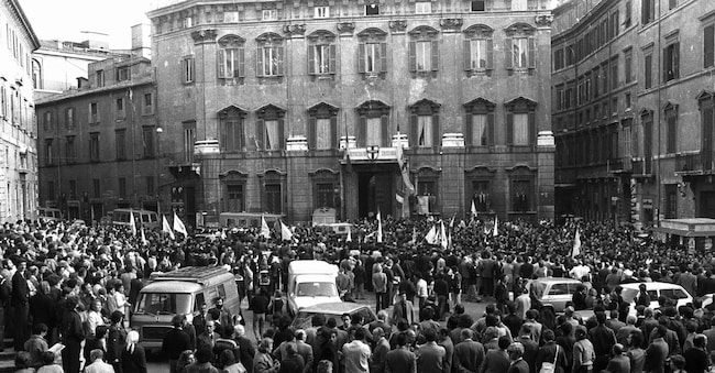 Rapimento Moro: Folla davanti alla sede del partito DC, bandiere a mezz'asta.