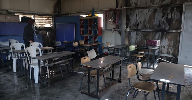 L'interno danneggiato di un'aula di una scuola secondaria nel villaggio di Jalud, a sud di Nablus, in seguito a un attacco da parte dei coloni israeliani, il 9 gennaio 2026.
