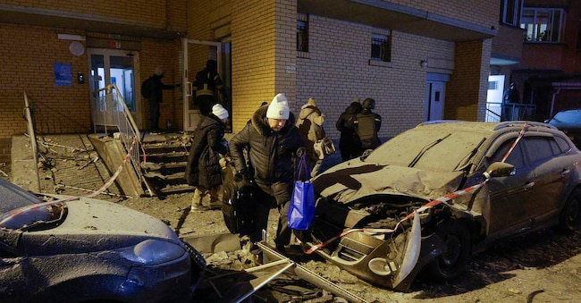 epa12637318 Residents evacuate their flats after a Russian drone strike hit a high-rise residential building in Kyiv, Ukraine, 09 January 2026, amid the Russian invasion. At least three people were killed and 16 others injured in the city during an overnight combined Russian attack, according to the Kyiv City Military Administration.  EPA/SERGEY DOLZHENKO