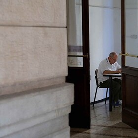 Portinai a Milano. Nella foto il signor Giancarlo, portinaio del civico 88 di viale Friuli. (Massimo Alberico/Fotogramma, Milano - 2017-05-22)