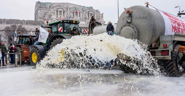 Manifestazione agricoltori in piazza duca d’Aosta contro approvazione del trattato Mercosur, Venerdì 9 Gennaio 2026 - Cronaca - (foto di Claudio Furlan/ LaPresse) 

Farmers protest in Piazza Duca d'Aosta against the approval of the Mercosur treaty, Friday, January 9, 2026 - News - (Photo by Claudio Furlan/LaPresse)