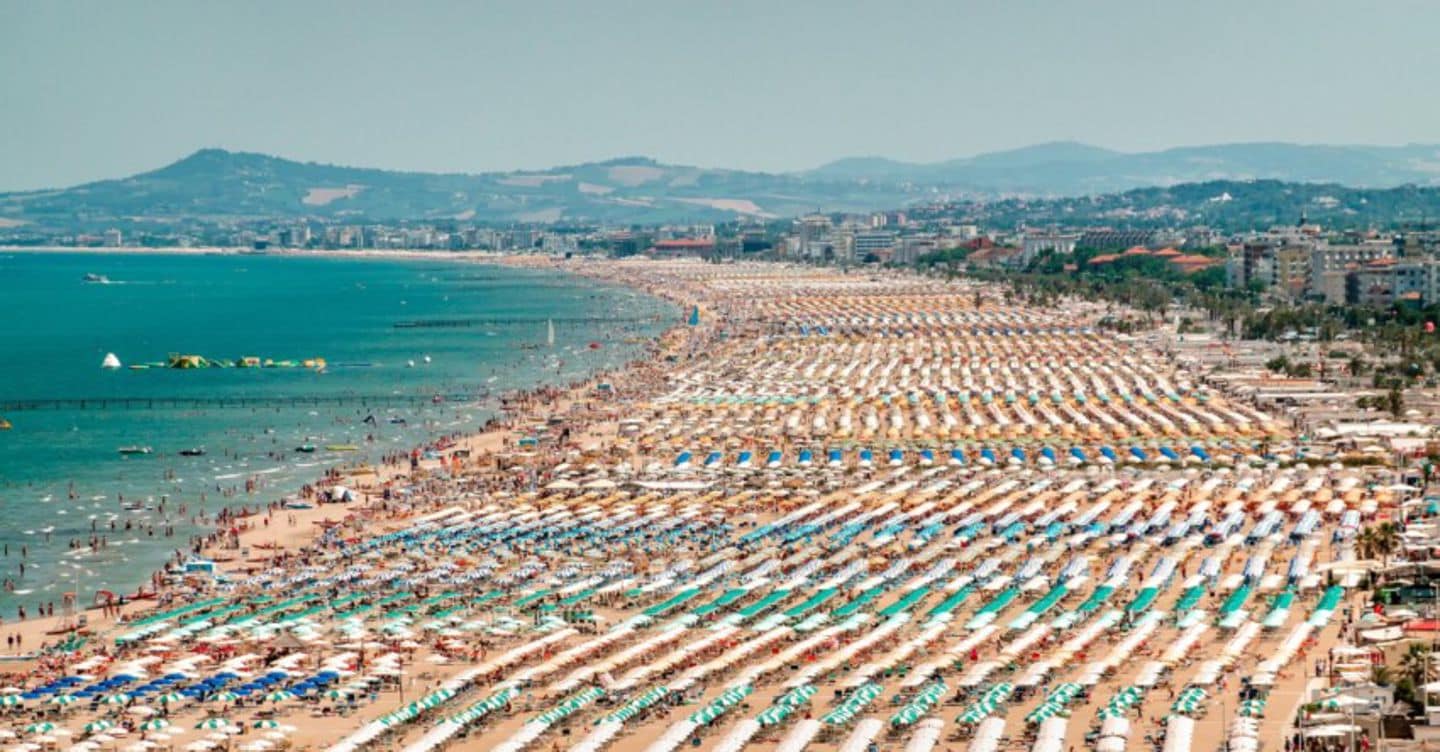 https://i2.res.24o.it/images2010/S24/Documenti/2026/01/10/Immagini/Ritagli/rimini-spiaggia-U23563405466YbI-1440x752@IlSole24Ore-Web.jpg
