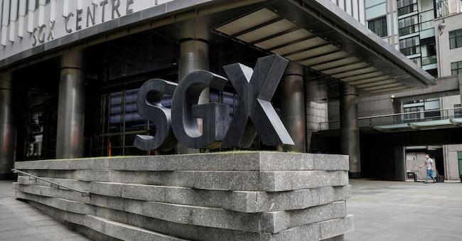 Il logo della Borsa di Singapore (SGX) è visibile nel quartiere centrale degli affari, Singapore. REUTERS/Edgar Su/File Photo