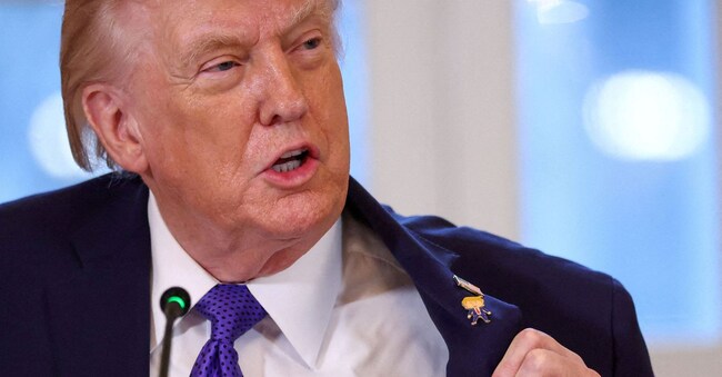  Il presidente degli Stati Uniti Donald Trump mostra quella che ha definito una spilla "Happy Trump" mentre partecipa a una riunione con i dirigenti dell'industria petrolifera alla Casa Bianca a Washington, D.C., Stati Uniti, il 9 gennaio 2026. REUTERS/Kevin Lamarque/Foto d'archivio