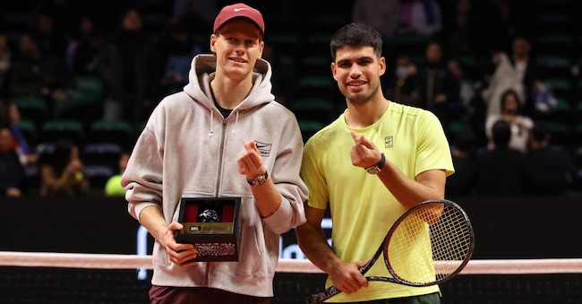 Jannik Sinner (a sinistra) dell'Italia e Carlos Alcaraz della Spagna posano per le foto dopo la vittoria di Alcaraz all'Hyundai Card Super Match di Incheon, Corea del Sud, il 10 gennaio 2026. EPA/HAN MYUNG-GU