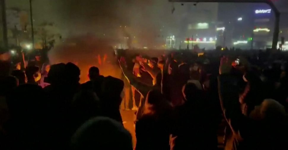 Iran, sangue sulle proteste: regime spara sulla folla. Israele in massima allerta per possibile intervento