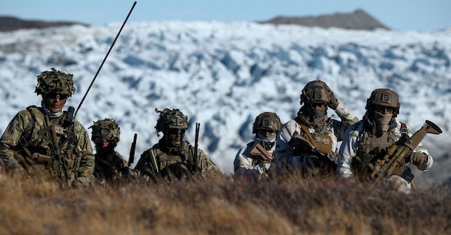 I membri delle forze armate danesi si esercitano nella ricerca di potenziali minacce durante un'esercitazione militare, mentre unità della guardia nazionale danese, svedese e norvegese, insieme a truppe danesi, tedesche e francesi, partecipano a esercitazioni militari congiunte a Kangerlussuaq, in Groenlandia, il 17 settembre 2025. REUTERS/Guglielmo Mangiapane/Foto d'archivio
