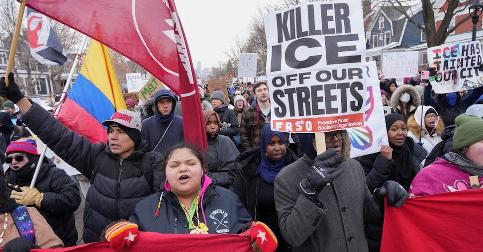 Dilaga la protesta dopo l’uccisione di Renee Good a Minneapolis, migliaia in piazza da New York a Boston