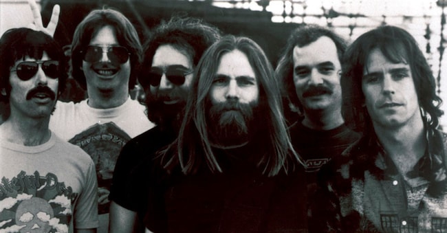 I Grateful Dead. Da sinistra: Mickey Hart, Phil Lesh, Jerry Garcia, Brent Mydland, Bill Kreutzmann e Bob Weir