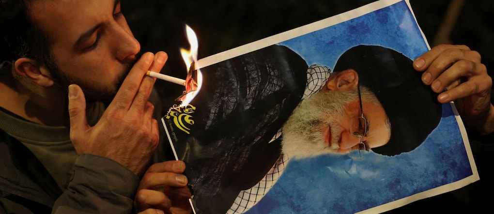 Un manifestante accende una sigaretta con il fuoco di una foto in fiamme del leader supremo iraniano Ayatollah Ali Khamenei fuori dall’ambasciata iraniana durante una manifestazione a sostegno delle proteste nazionali in Iran, a Londra, Gran Bretagna, il 12 gennaio 2026. REUTERS/Toby Melville